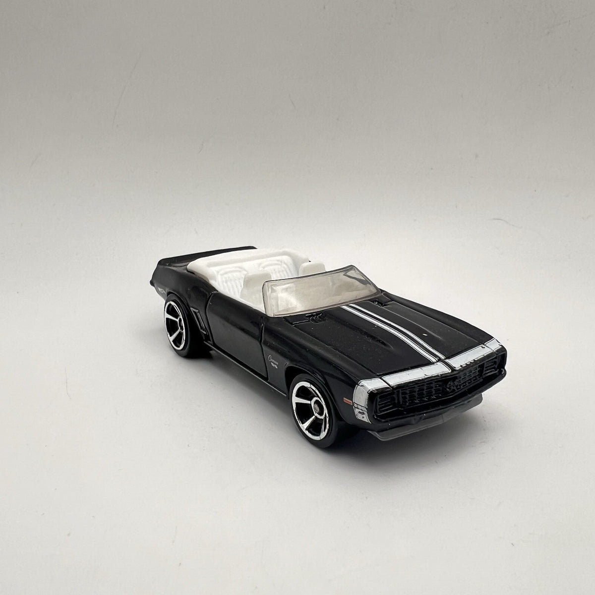 1969 69 Chevy Camaro SS Convertible Collectible 1/64 Scale Diecast Diorama Model