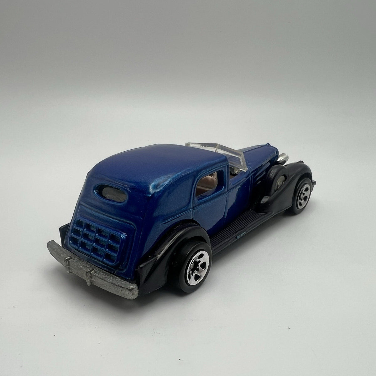 1935 35 Cadillac Series 355 Collectible 1/64 Scale Diecast Diorama Model