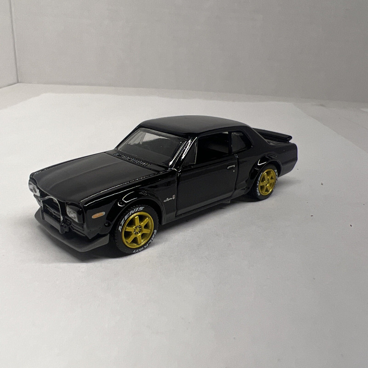 2014 HOT WHEELS NISSAN SKYLINE H/T 2000GT-X HW WORKSHOP  With Real Riders
