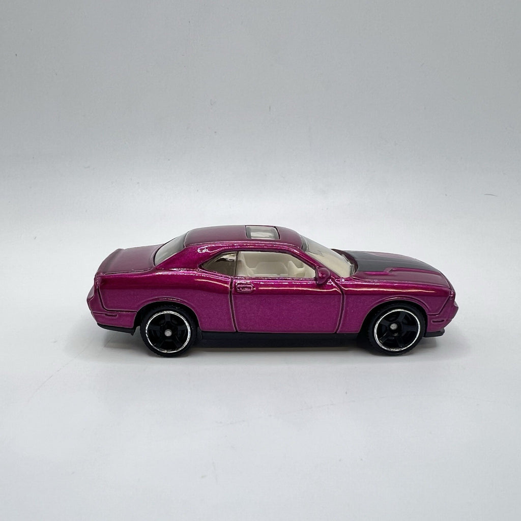 2008 08 Dodge Challenger SRT8 Collectible 1/64 Scale Diecast Diorama Model
