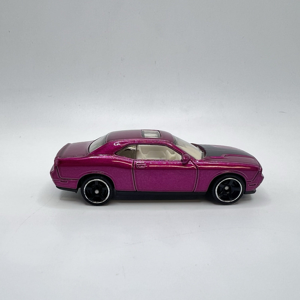2008 08 Dodge Challenger SRT8 Collectible 1/64 Scale Diecast Diorama Model