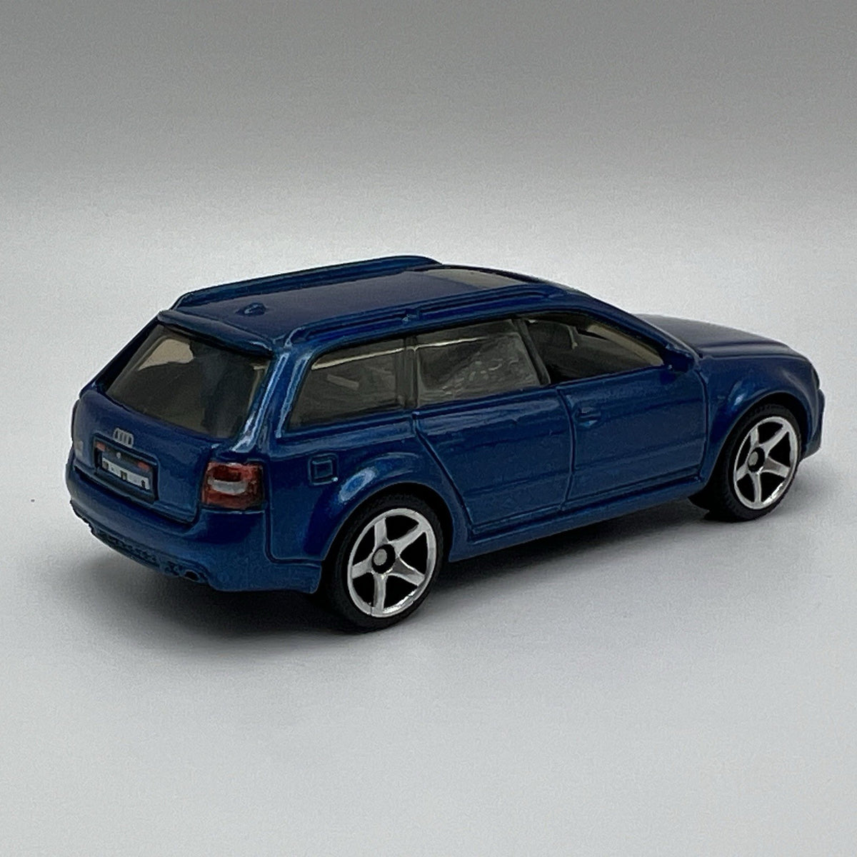 2004 04 Audi RS6 Avant Collectible 1/64 Scale Diecast Diorama Model