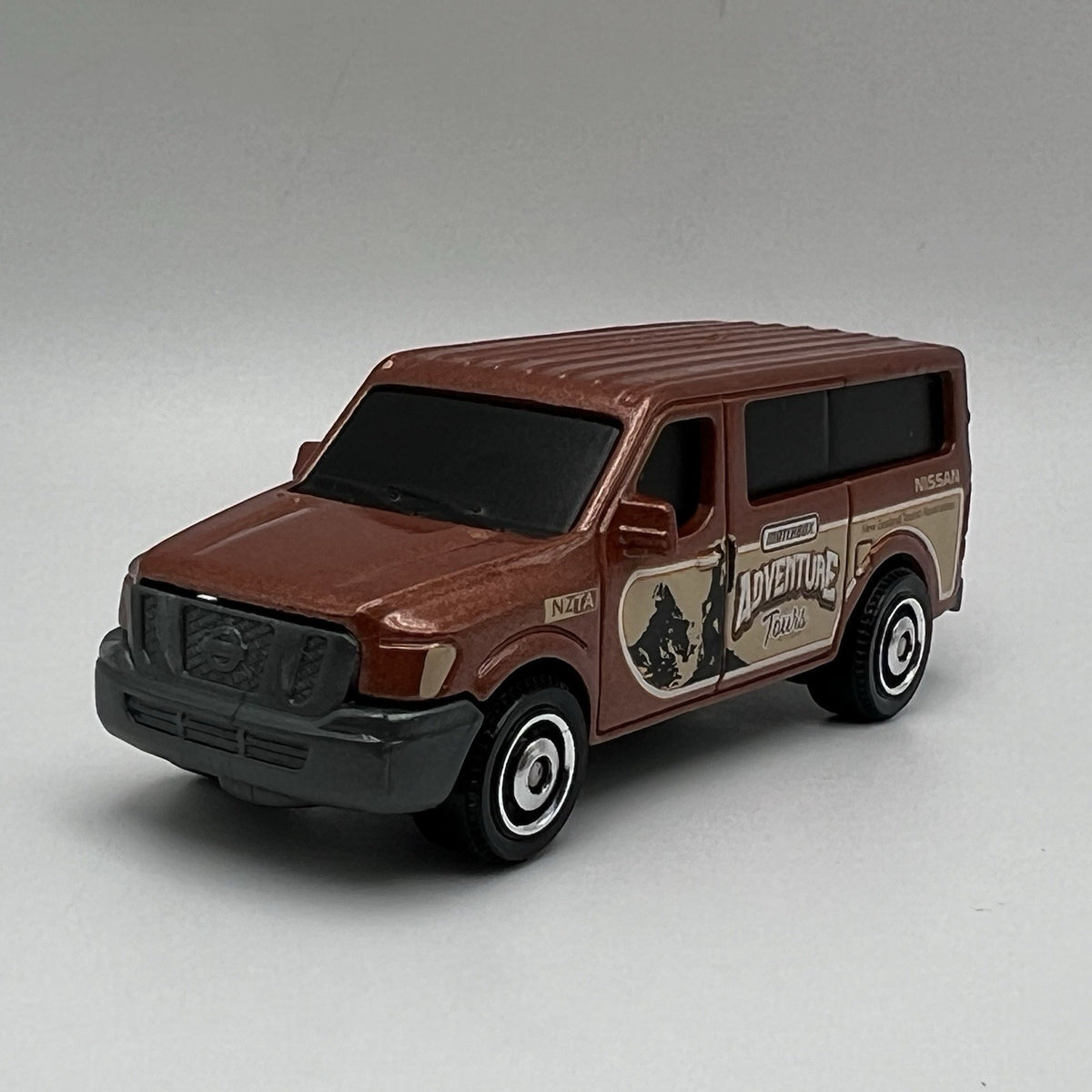 2014 14 Nissan NV Van Tours Collectible 1/64 Scale Diecast Diorama Model