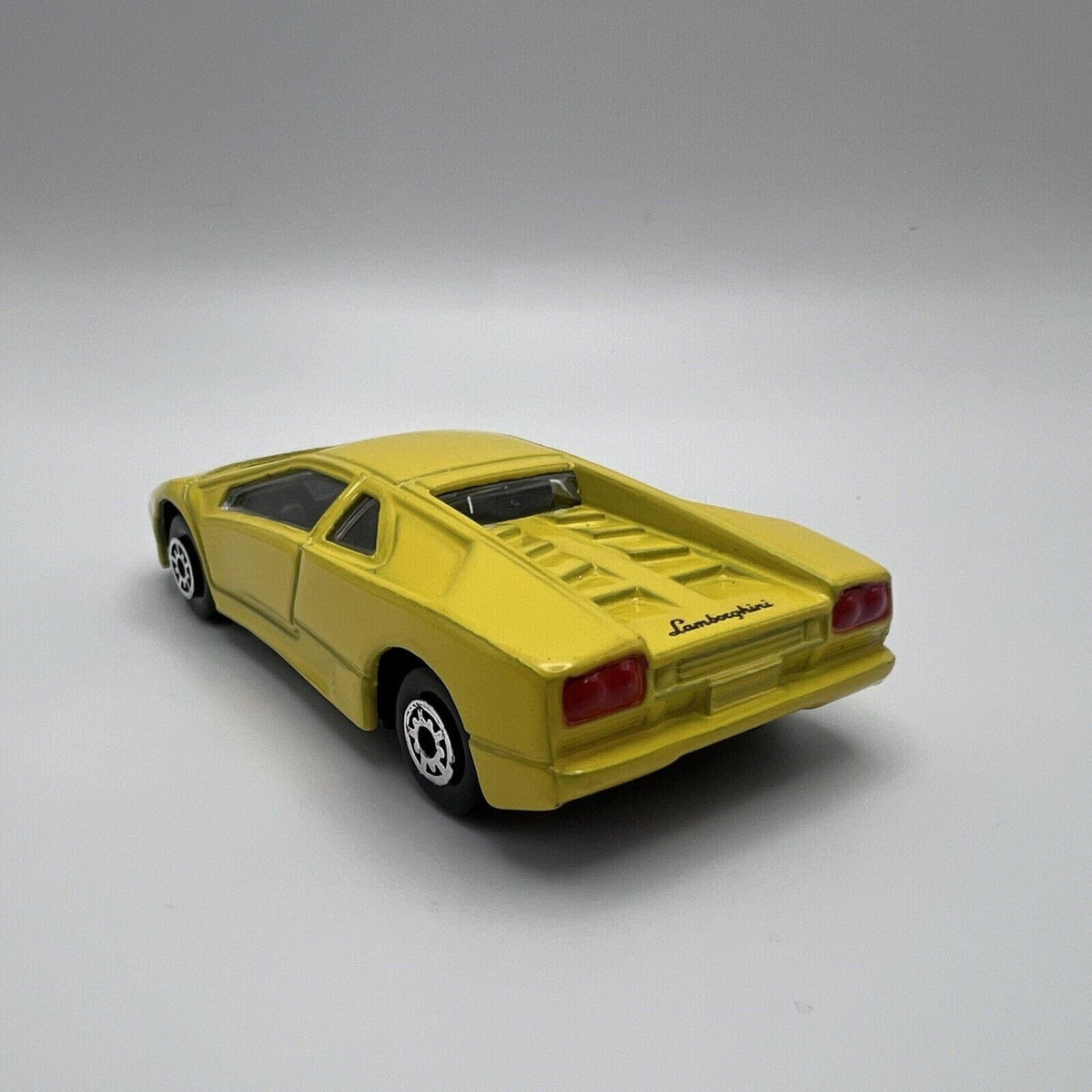 Maisto Turbo Tread Lamborghini Diablo 1/64 Scale Sports Car Yellow Vintage 1995