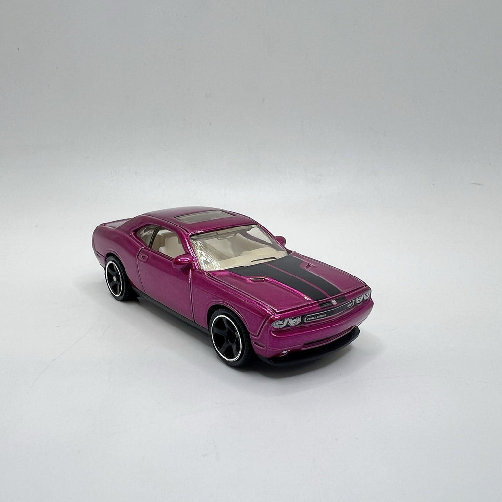 2008 08 Dodge Challenger SRT8 Collectible 1/64 Scale Diecast Diorama Model