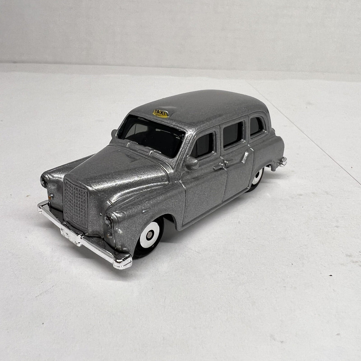 MATCHBOX #35 Carbodies London Taxi with disc wheels, 2006 issue (USED)