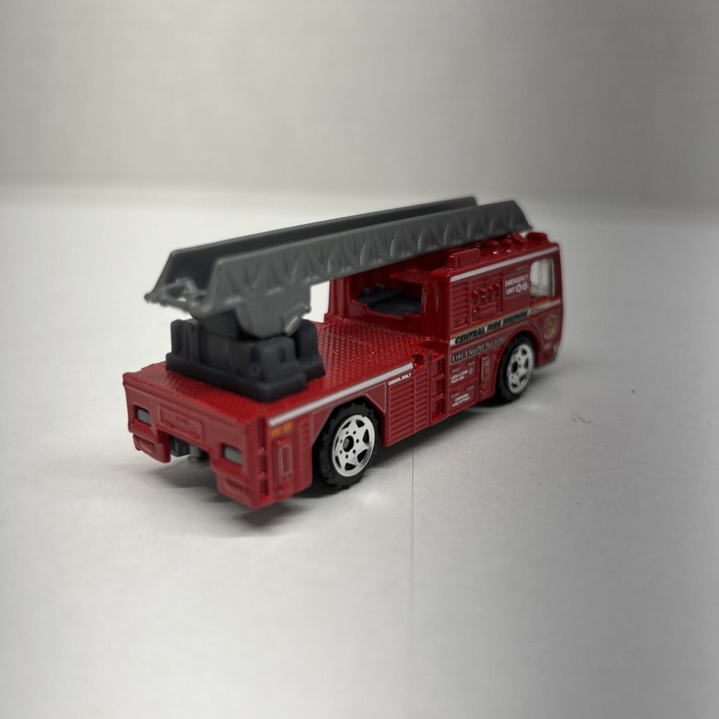 Matchbox Fire Engine MB698 2005 1:64 Scale Diecast Emergency Truck
