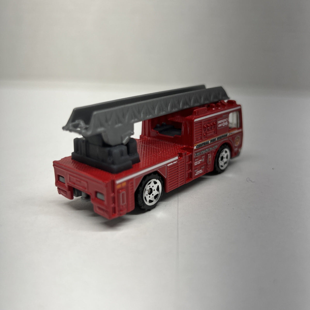 Matchbox Fire Engine MB698 2005 1:64 Scale Diecast Emergency Truck