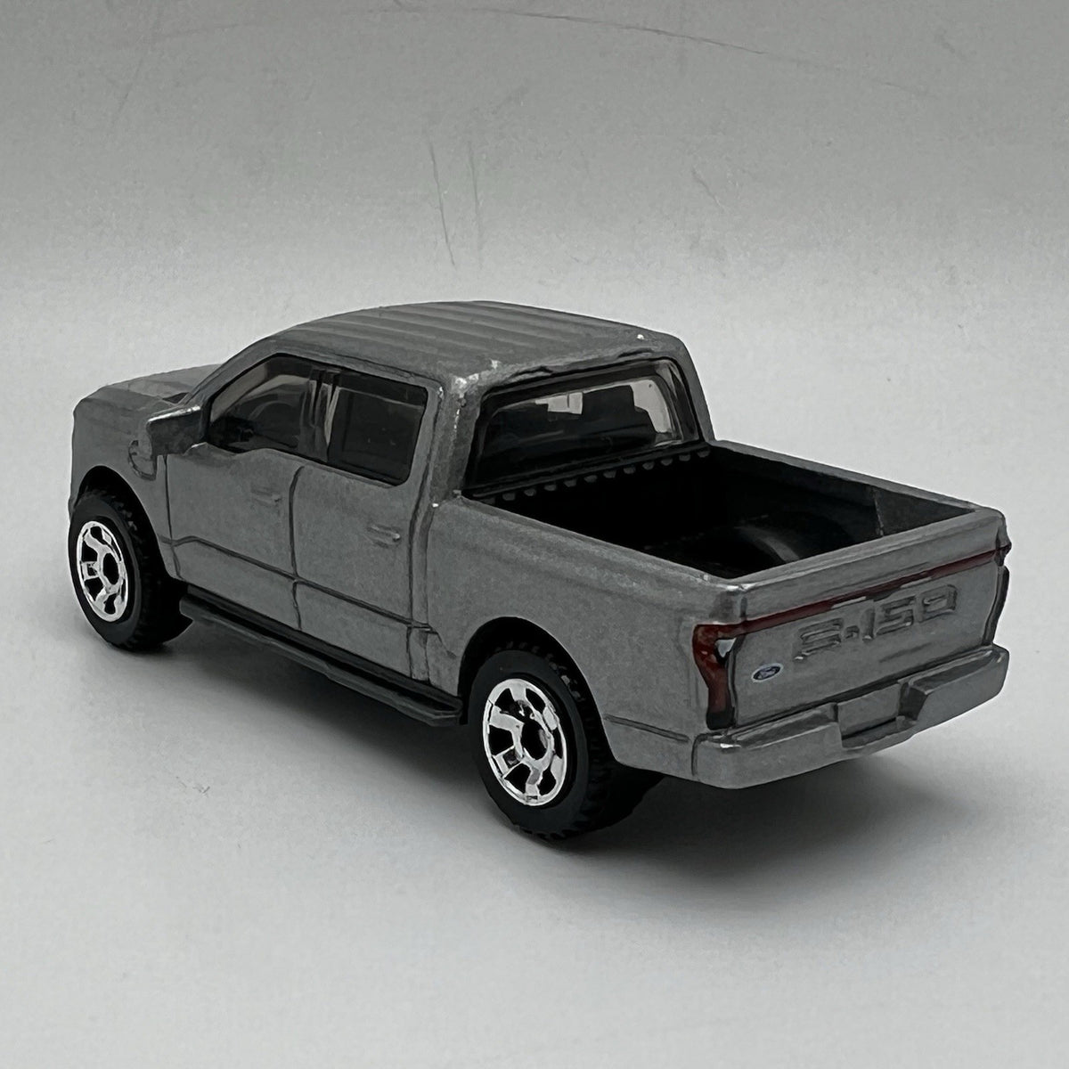 2022 22 Ford F-150 Lightning Collectible 1/64 Scale Diecast Diorama Model