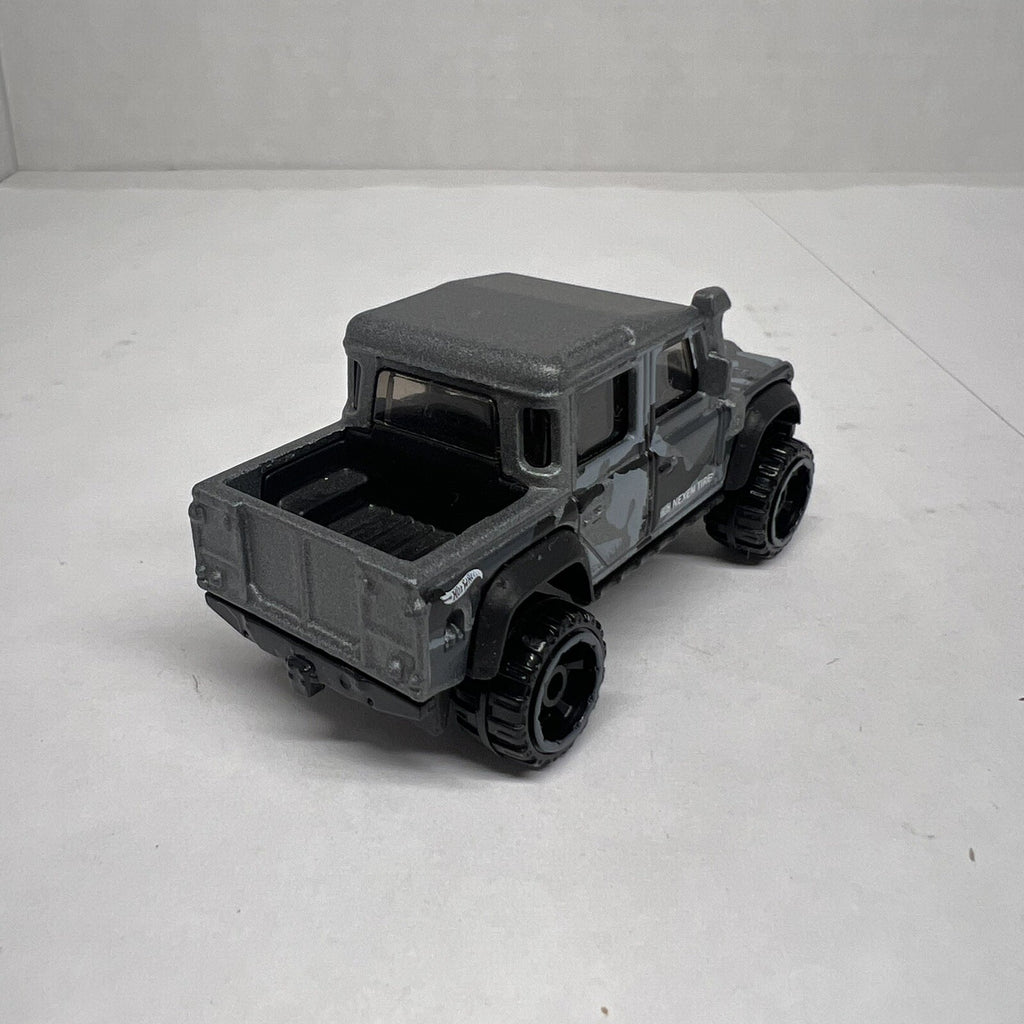 2018 Hot Wheels Loose Gray ‘15 Land Rover Defender Double Cab