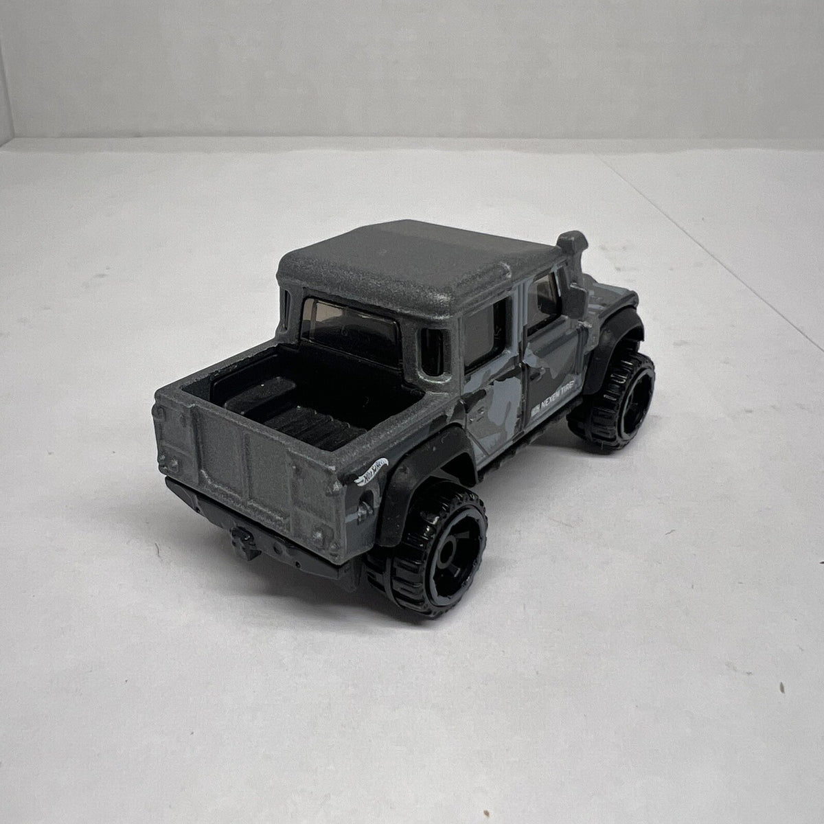2018 Hot Wheels Loose Gray ‘15 Land Rover Defender Double Cab