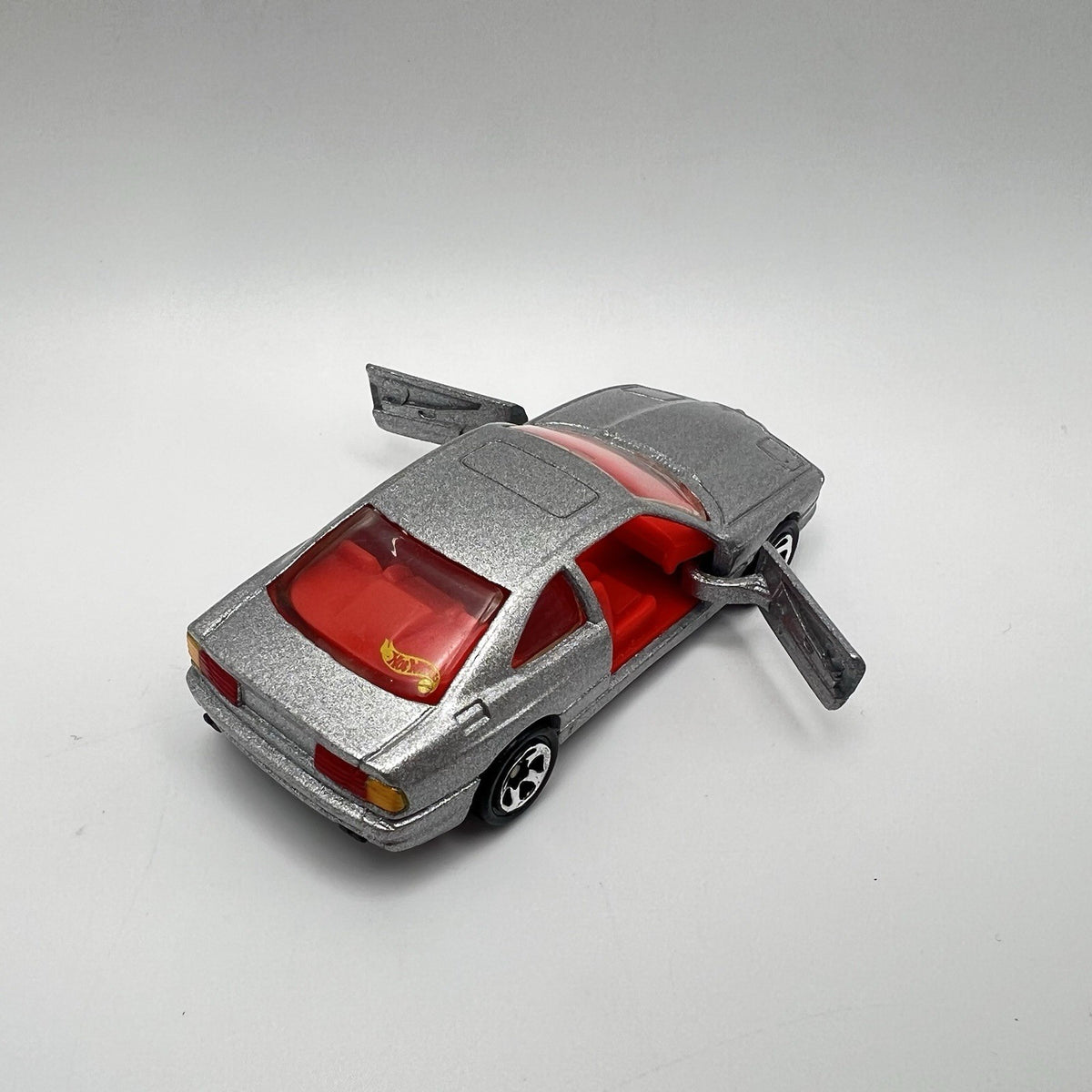 1990-1999 BMW 850i Collectible 1/64 Scale Diecast Diorama Model