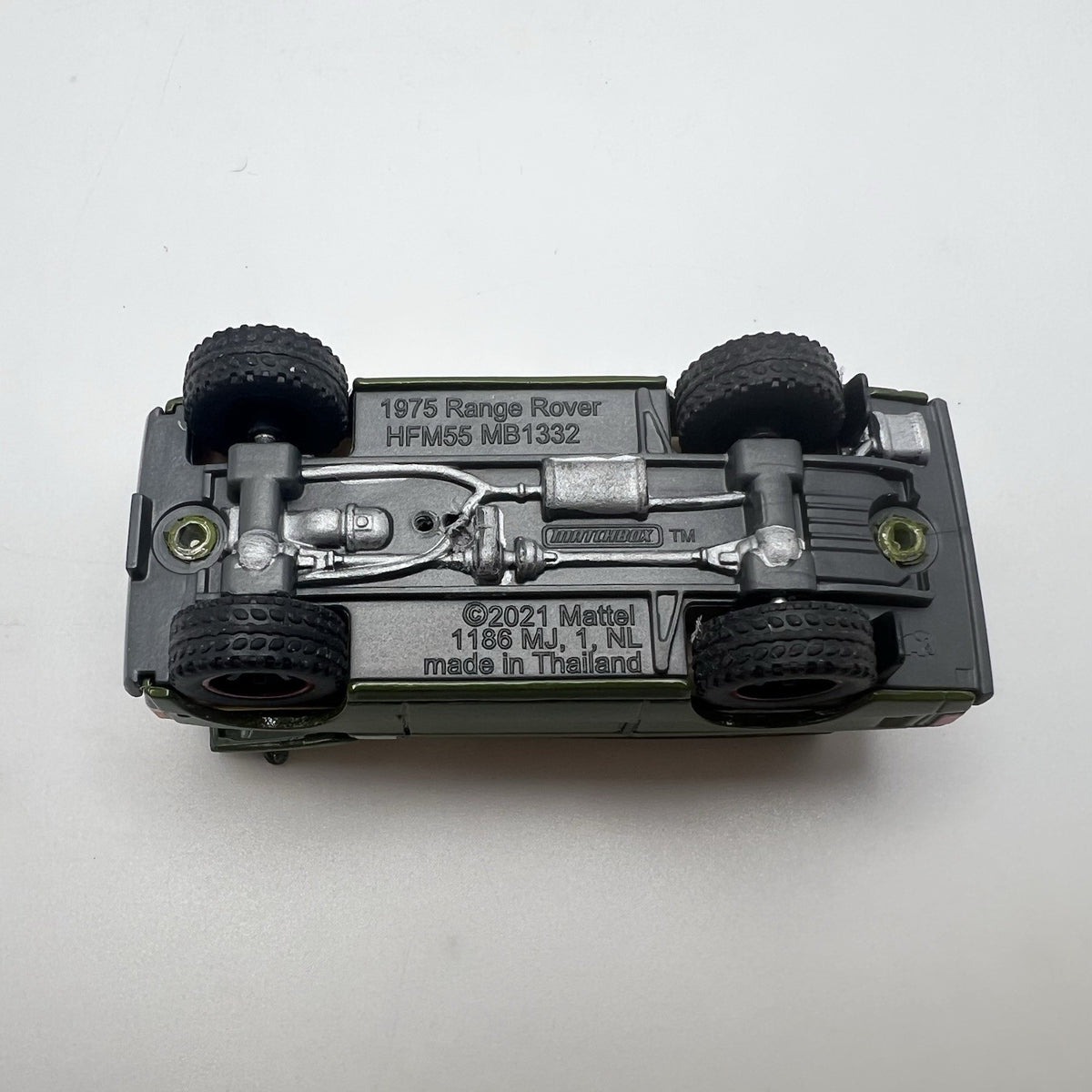 1975 LAND ROVER RANGE ROVER Diorama Collectible Model Truck 1:64 W/ Real Riders