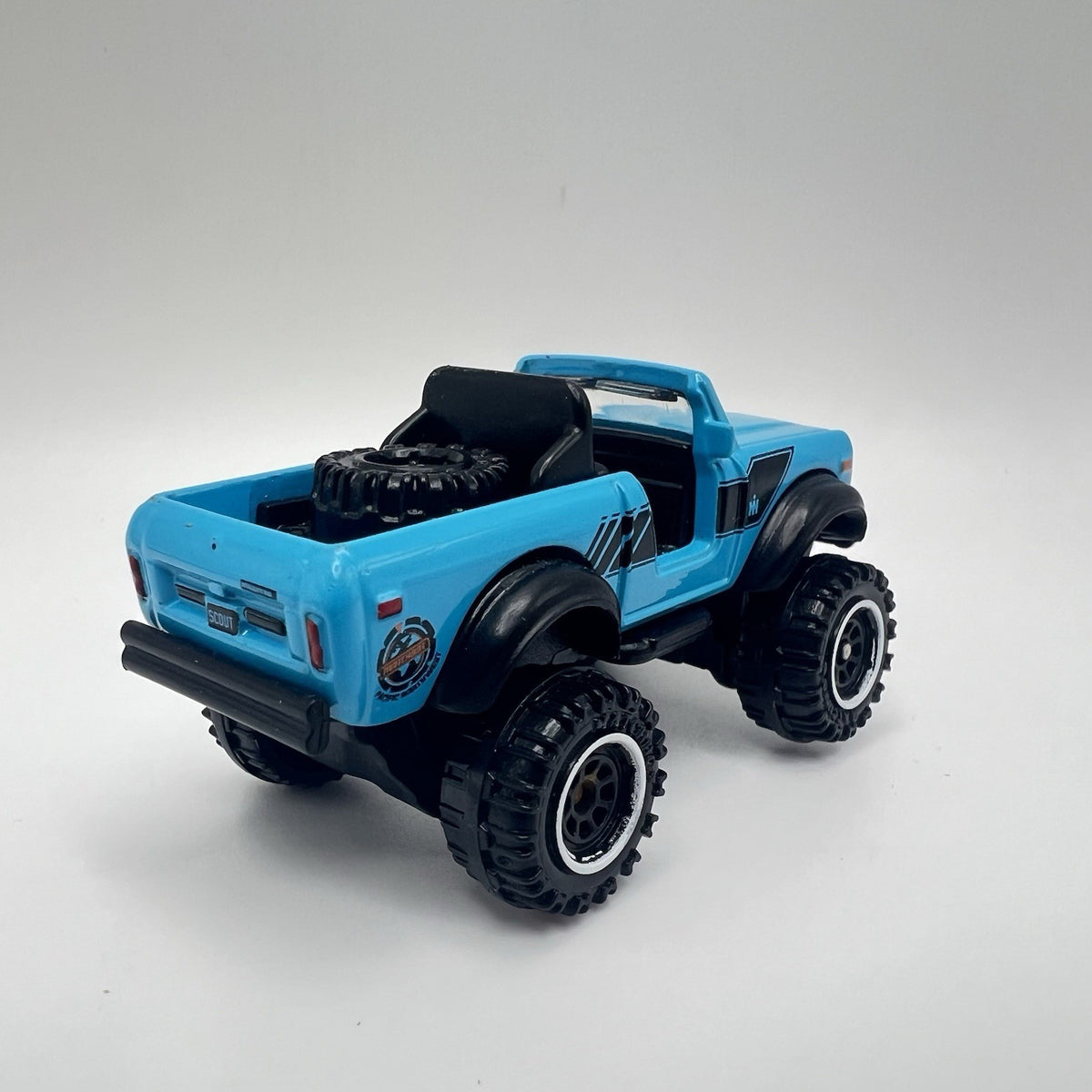 INTERNATIONAL SCOUT 4X4 Diorama Collectible DieCast Model Truck 1:64 Blue LOOSE