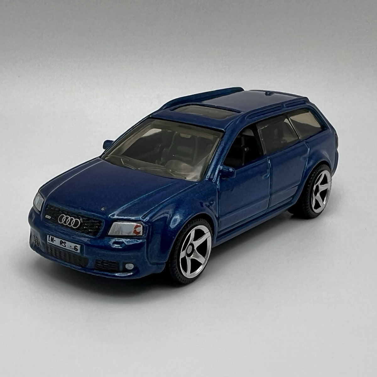 2004 04 Audi RS6 Avant Collectible 1/64 Scale Diecast Diorama Model