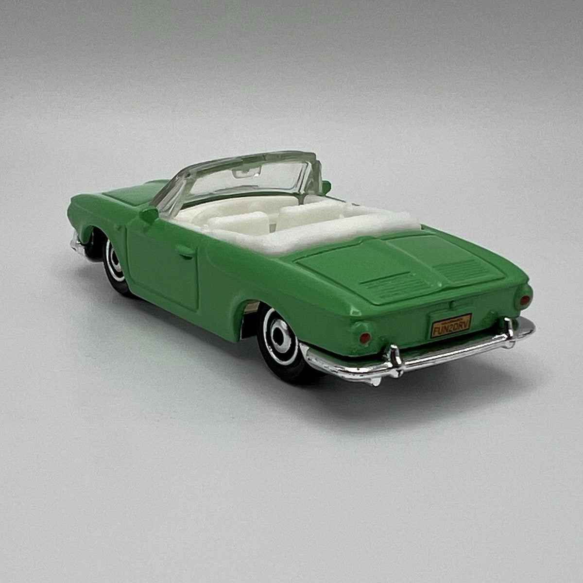 1966 66 Volkswagen Karmann Ghia Type 34 Collectible 1/64 Scale Diecast Model