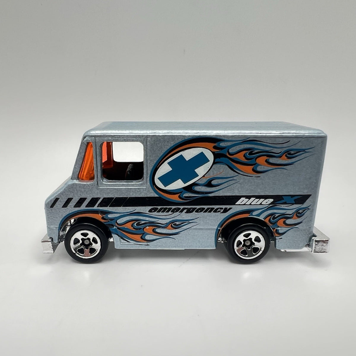 hot wheels diecast 1986 blue X emergency van (mint condition) Loose