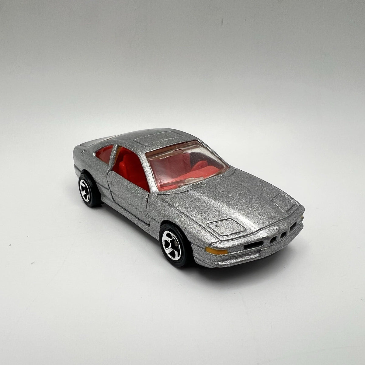1990-1999 BMW 850i Collectible 1/64 Scale Diecast Diorama Model