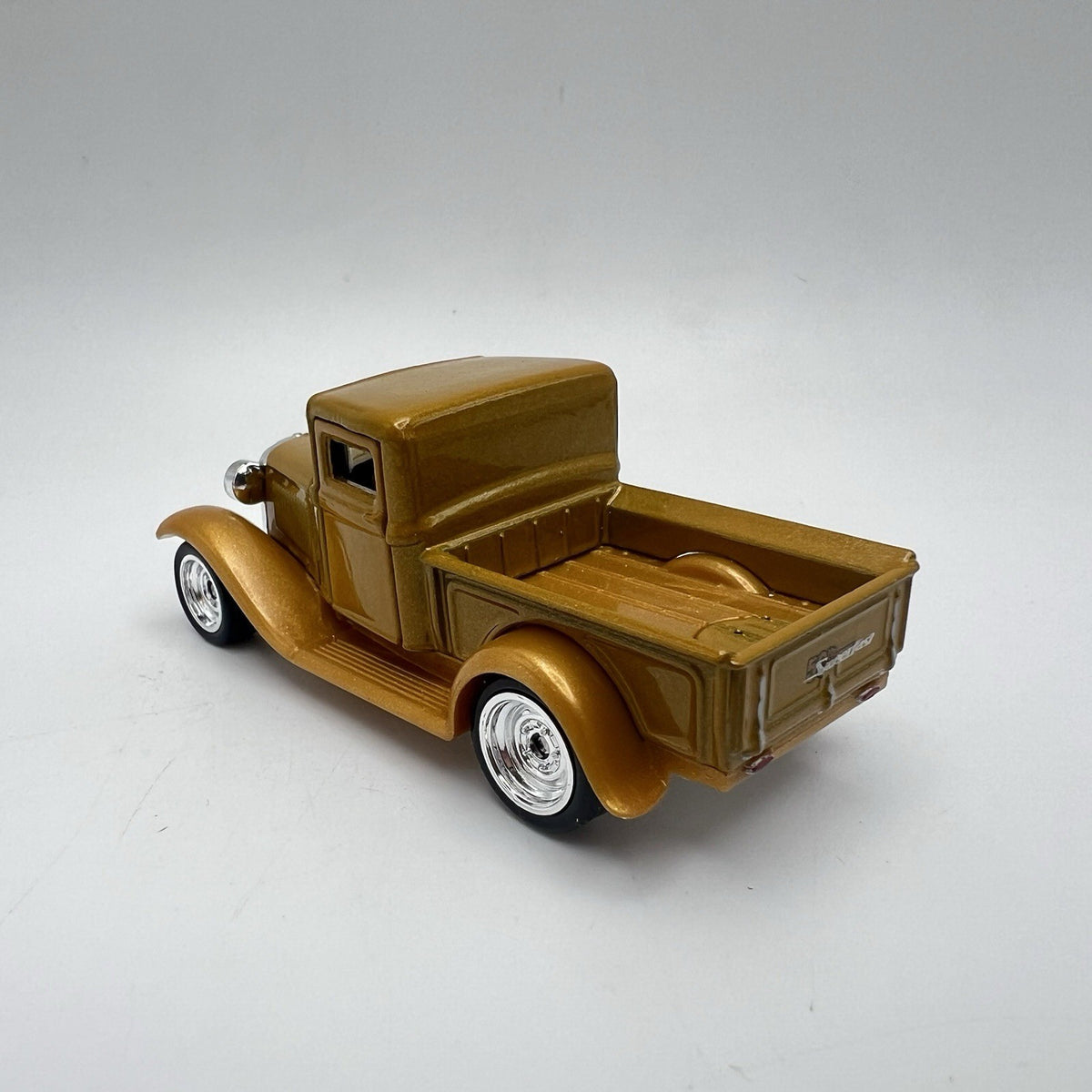 1932 32 Ford Pickup Collectible 1/64 Scale Diecast Diorama Model
