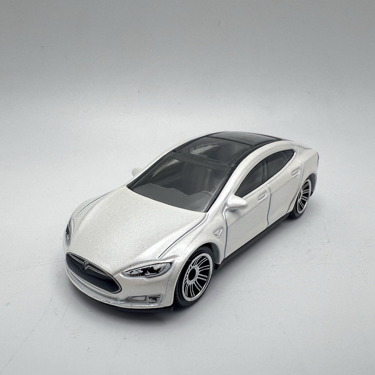 Matchbox Tesla Model S - 2015 Casting w/ 10 Spoke Wheels (2016 MBX Basic)