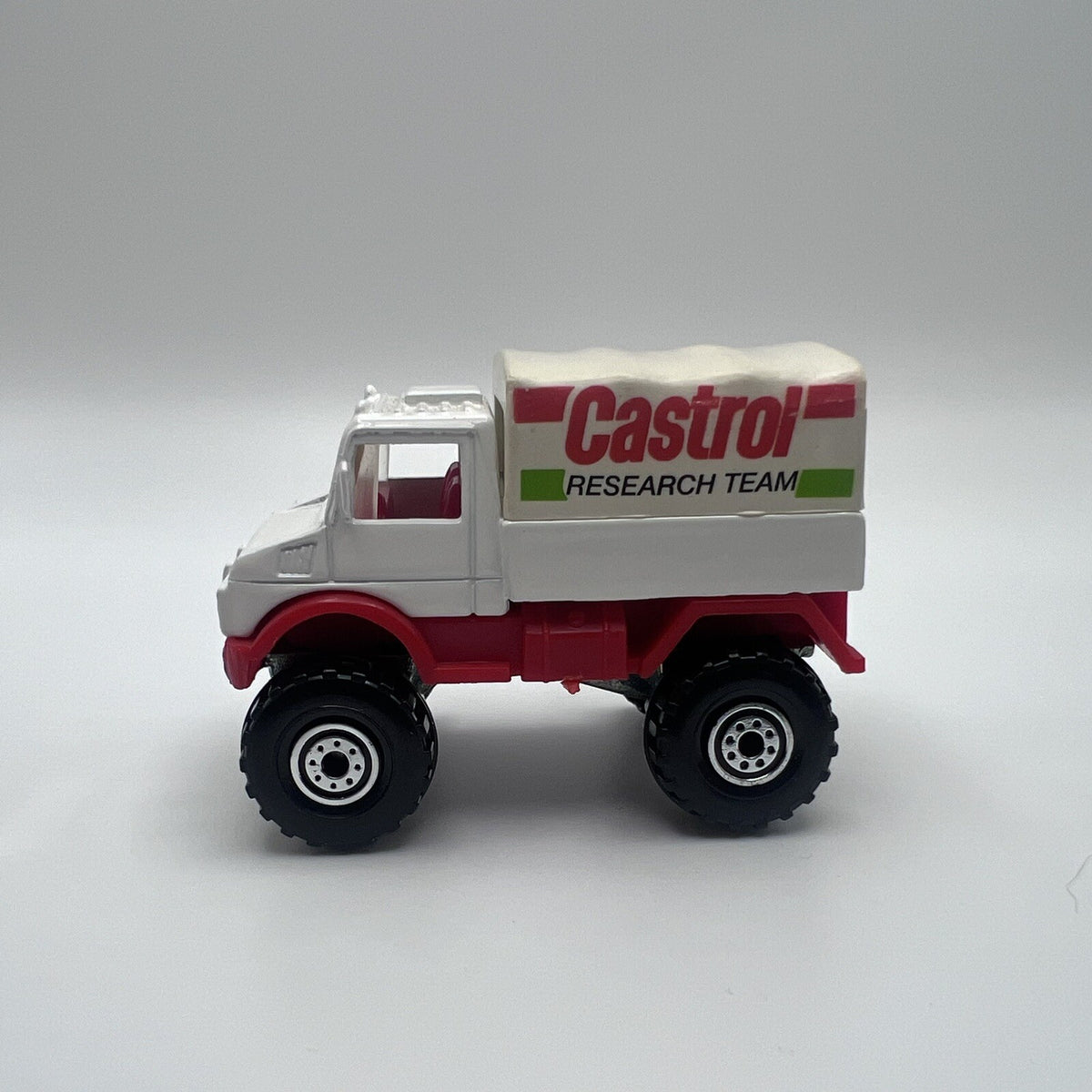 Hot Wheels 1990 Castrol Research Team Truck Hot Trucks 1:64 Scale Diecast