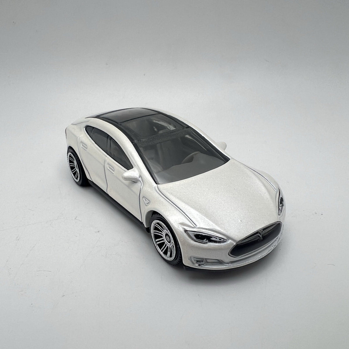 Matchbox Tesla Model S - 2015 Casting w/ 10 Spoke Wheels (2016 MBX Basic)