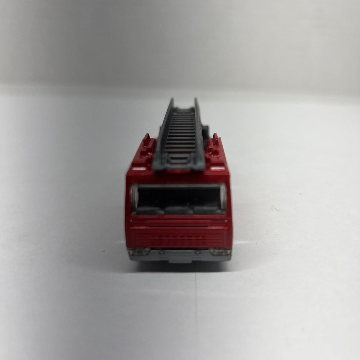 Matchbox Fire Engine MB698 2005 1:64 Scale Diecast Emergency Truck