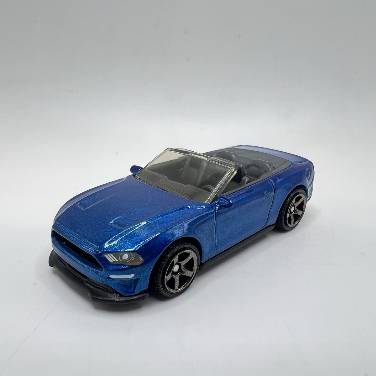 2018 FORD MUSTANG CONVERTIBLE Diorama Collectible DieCast Model Car 1:64 LOOSE