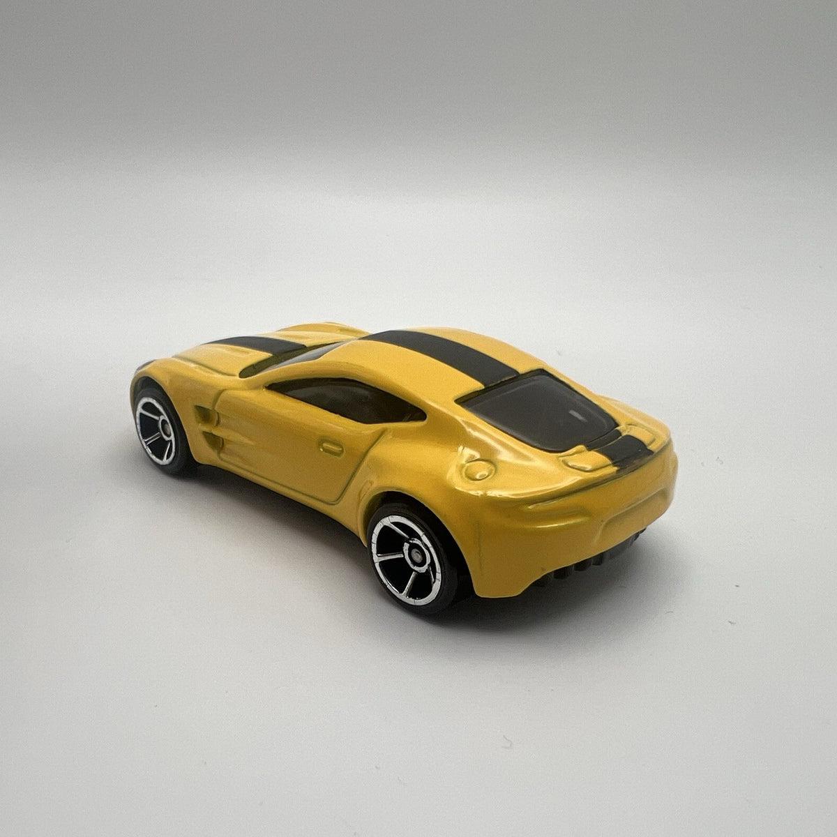 2009-2012 Aston Martin One-77 Collectible 1/64 Scale Diecast Diorama Model