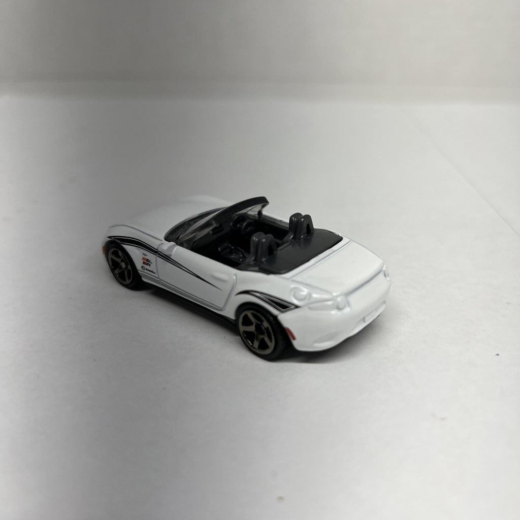 MATCHBOX 2015 White MAZDA MX-5 MIATA Convertible Car K&N Brembo SCALE 1/64