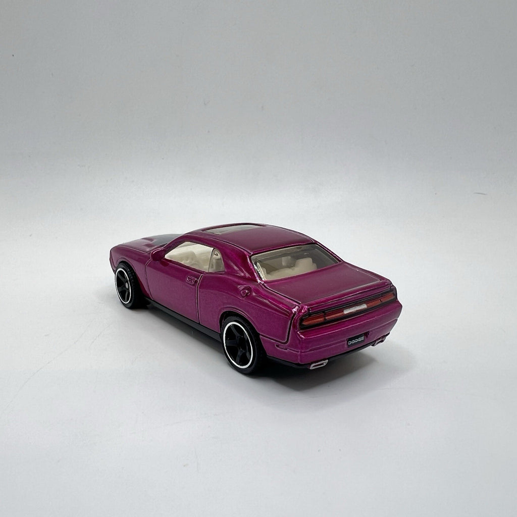 2008 08 Dodge Challenger SRT8 Collectible 1/64 Scale Diecast Diorama Model
