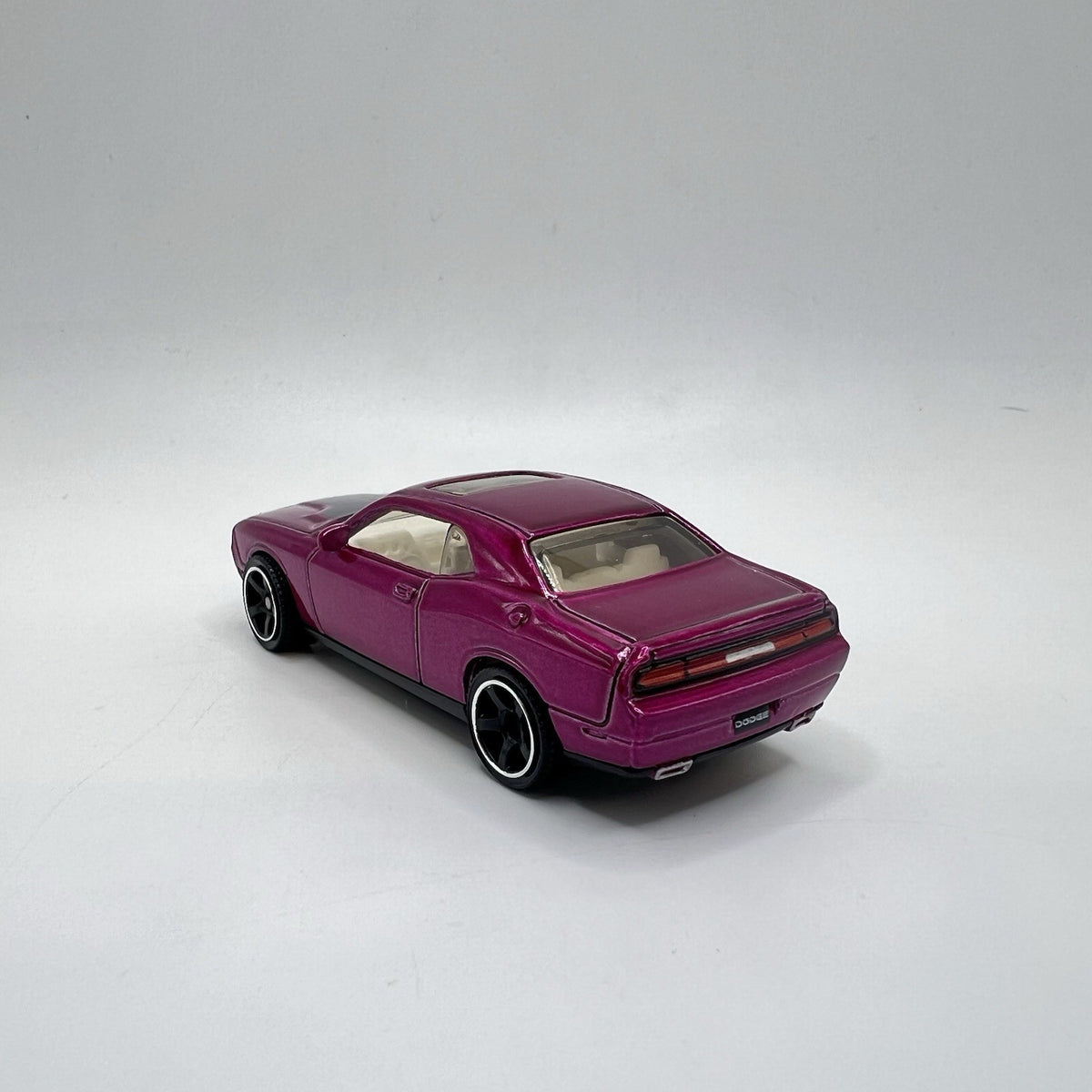 2008 08 Dodge Challenger SRT8 Collectible 1/64 Scale Diecast Diorama Model