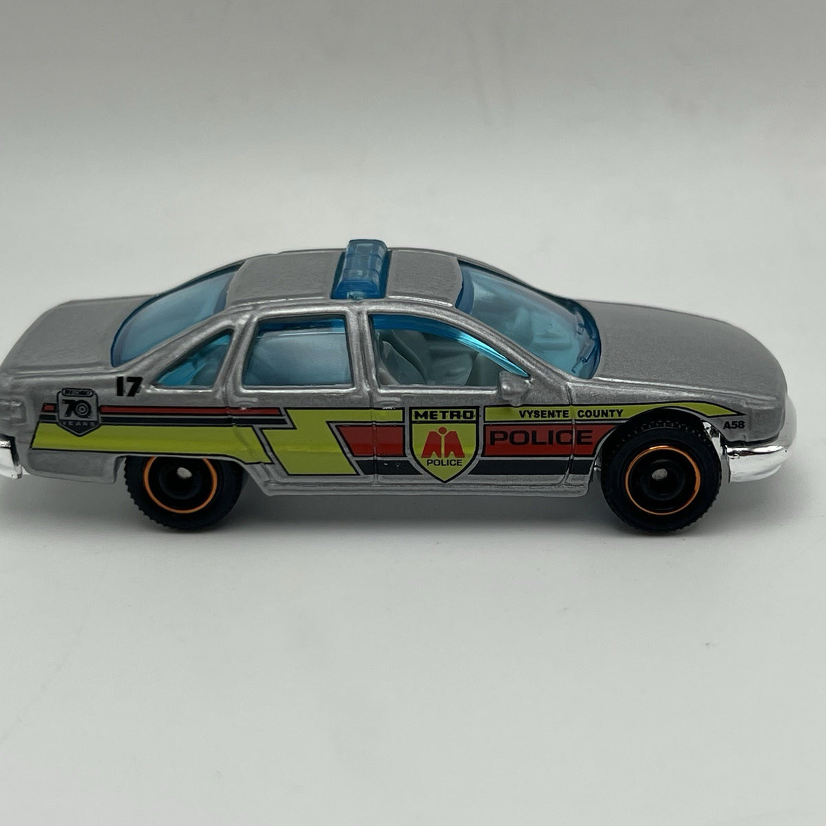 1994 94 Chevy Caprice Classic Polic Collectible 1/64 Scale Diecast Diorama Model