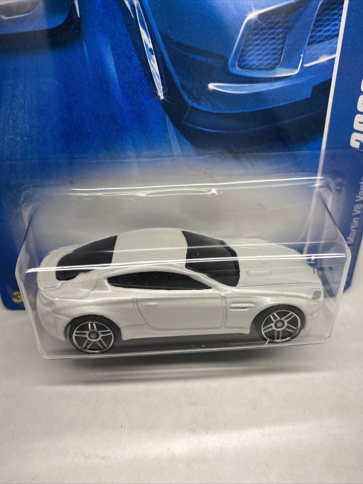 Hot Wheels ~ 2008 ALL STARS ~ ASTON MARTIN V8 VANTAGE~ #050/196~White ~New~ NM+