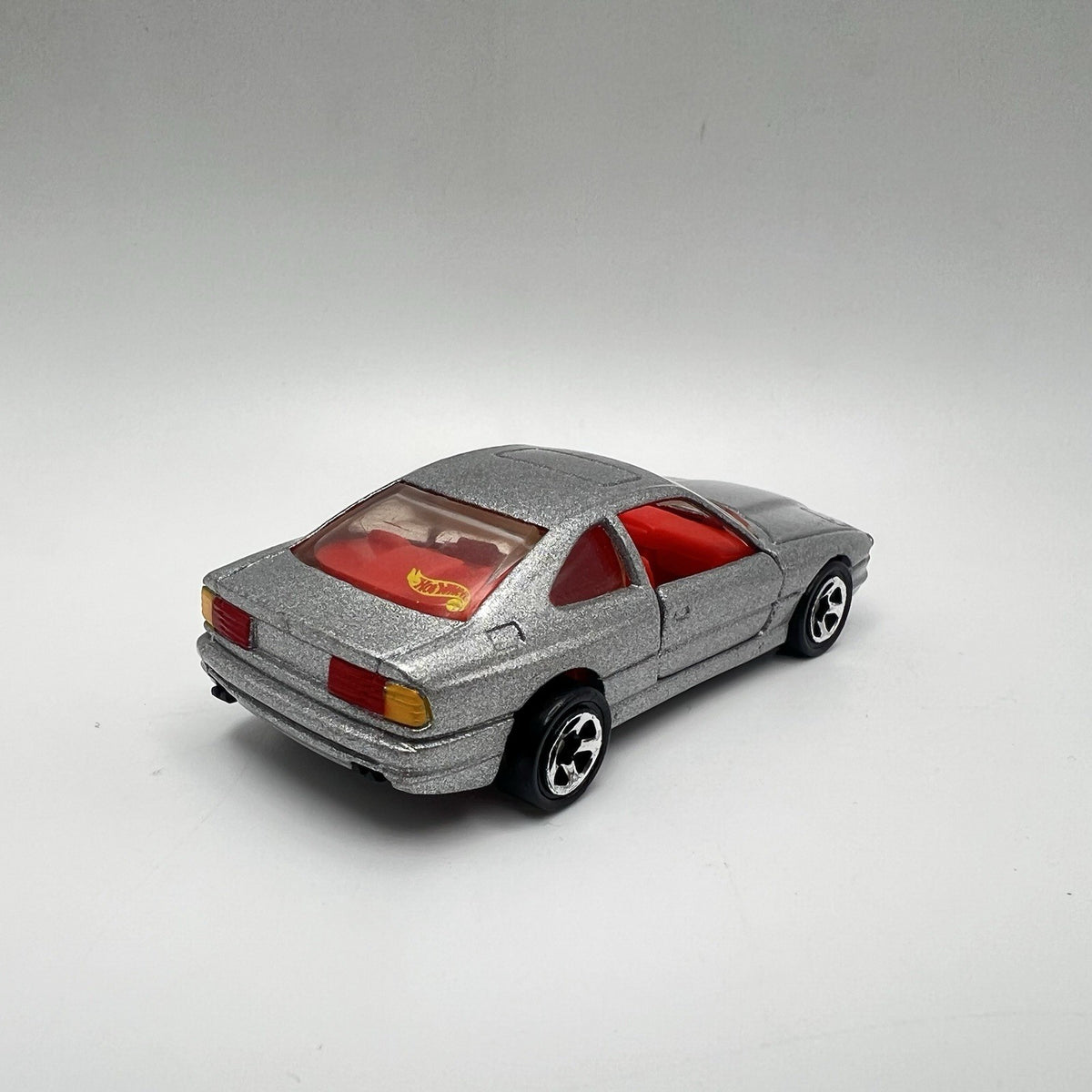 1990-1999 BMW 850i Collectible 1/64 Scale Diecast Diorama Model