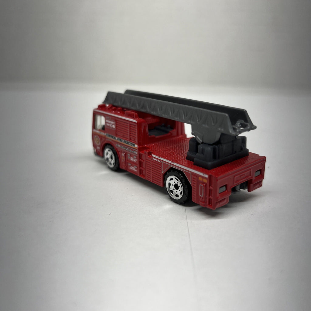Matchbox Fire Engine MB698 2005 1:64 Scale Diecast Emergency Truck